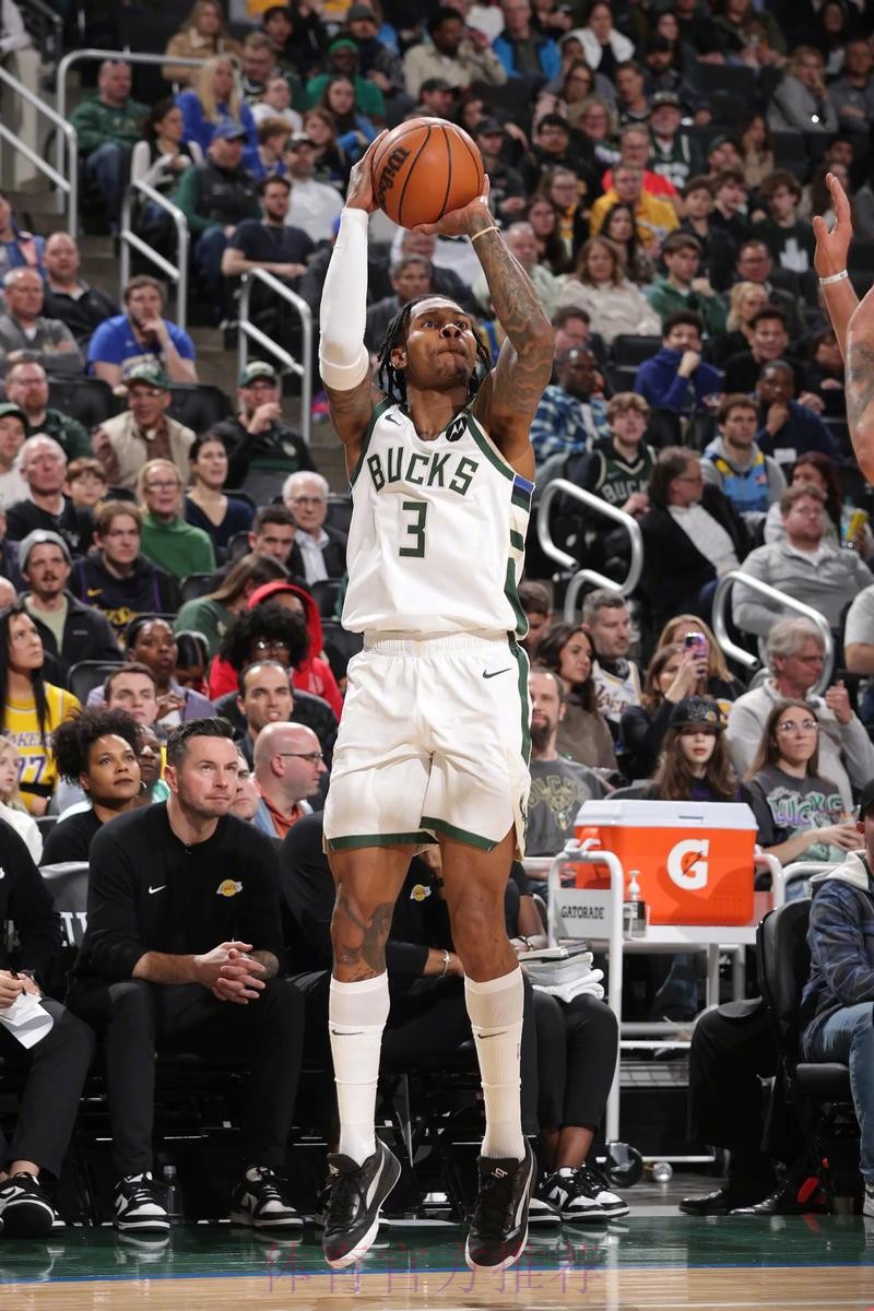 小波特全场23中10，三分10投仅2中得到23分6篮板4助攻2抢断